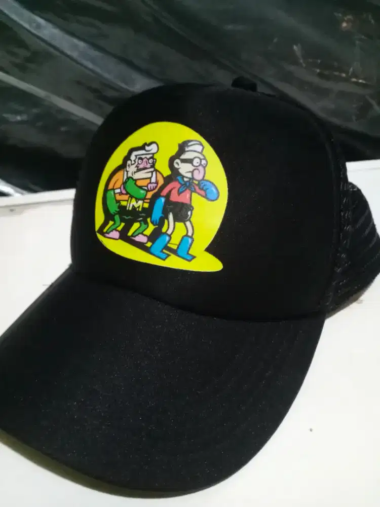 Topi hitam jaring-jaring