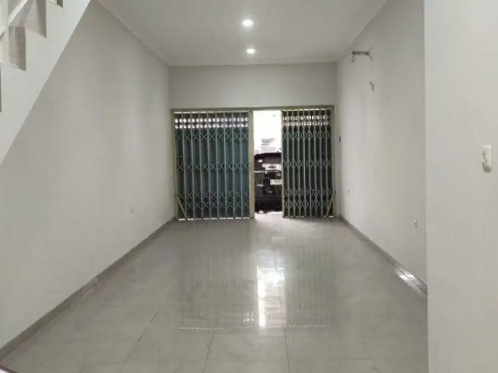 RUKO BARU GRESS 2 LANTAI DI JALAN UTAMA KOMPLEK JEMURSARI, ROW LEBAR