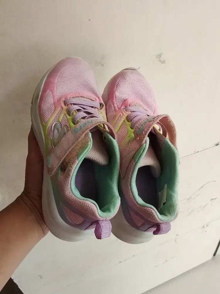 Preloved sepatu skechers size 33