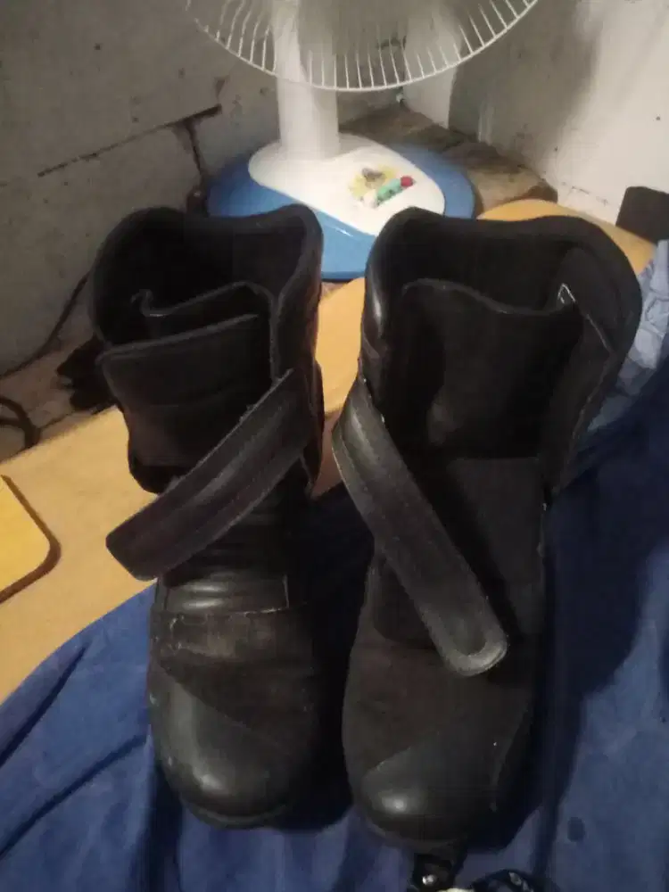 Sepatu rvr ukuran 42 di jual aja baru sekali di pake