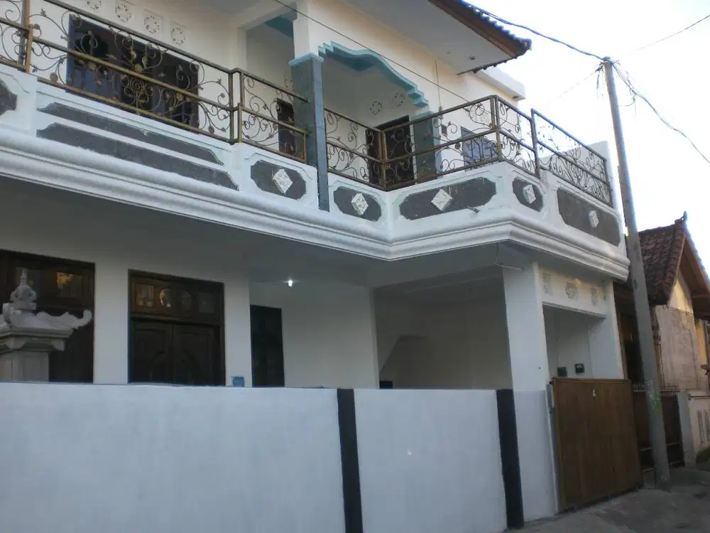 Disewakan Rumah 2 lantai di jalan Pulau Moyo Gang Horti III no 8 DPS