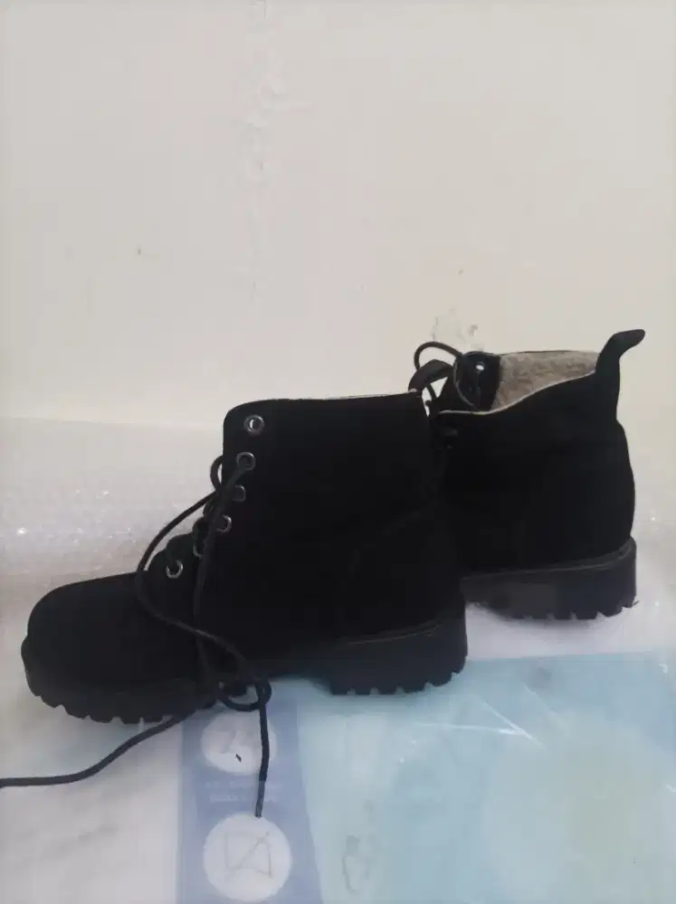 Sepatu model boots wanita merek divided by H&M