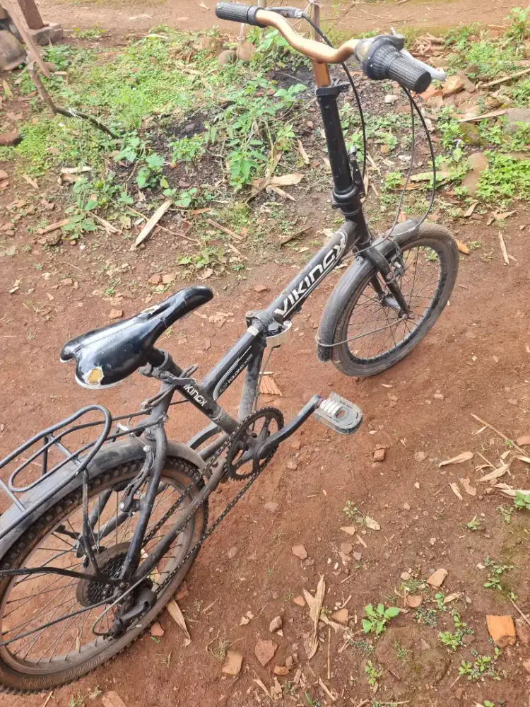 sepeda lipat warna hitam