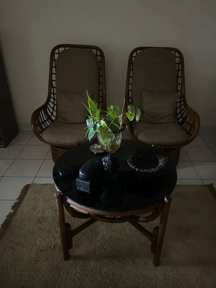 Dijual 2 kursi goyang rotan lama dan 1 meja bukat rotan pake kaca rayb