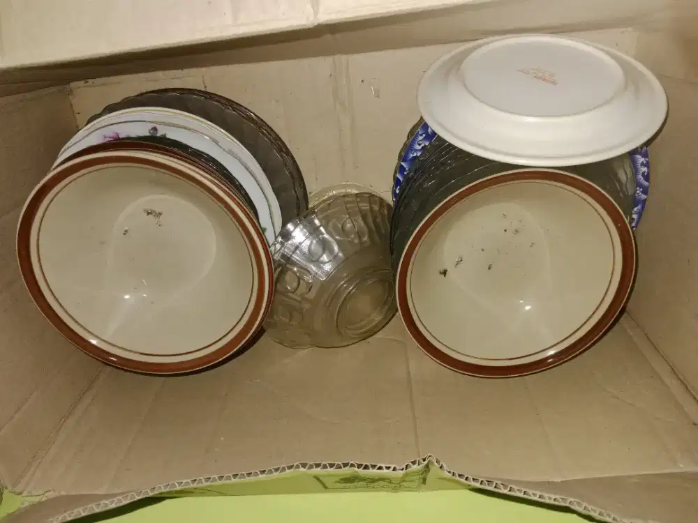 Piring kaca, kerami, mangkok kaca, dan plastik