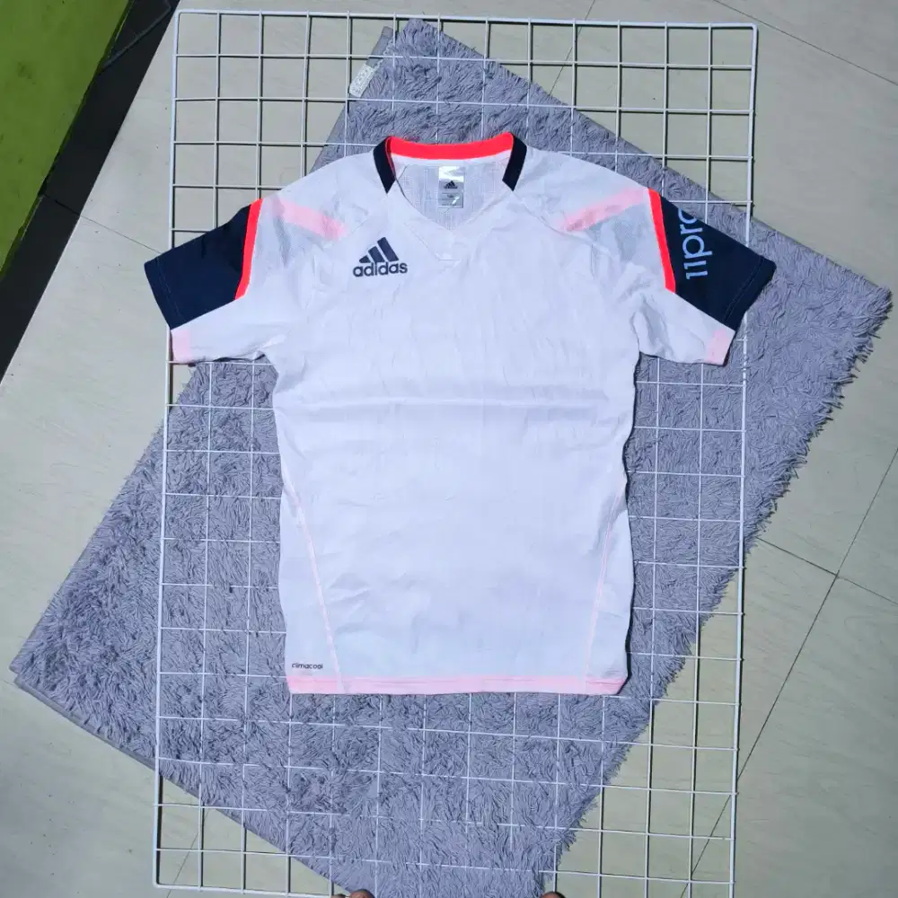 Adidas Jersey  shirt 
Sz M


Kond 9.7/10 like new