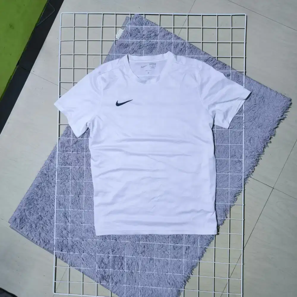 Nike dri fit shirt 
Sz L


Kond 9.7/10 like new