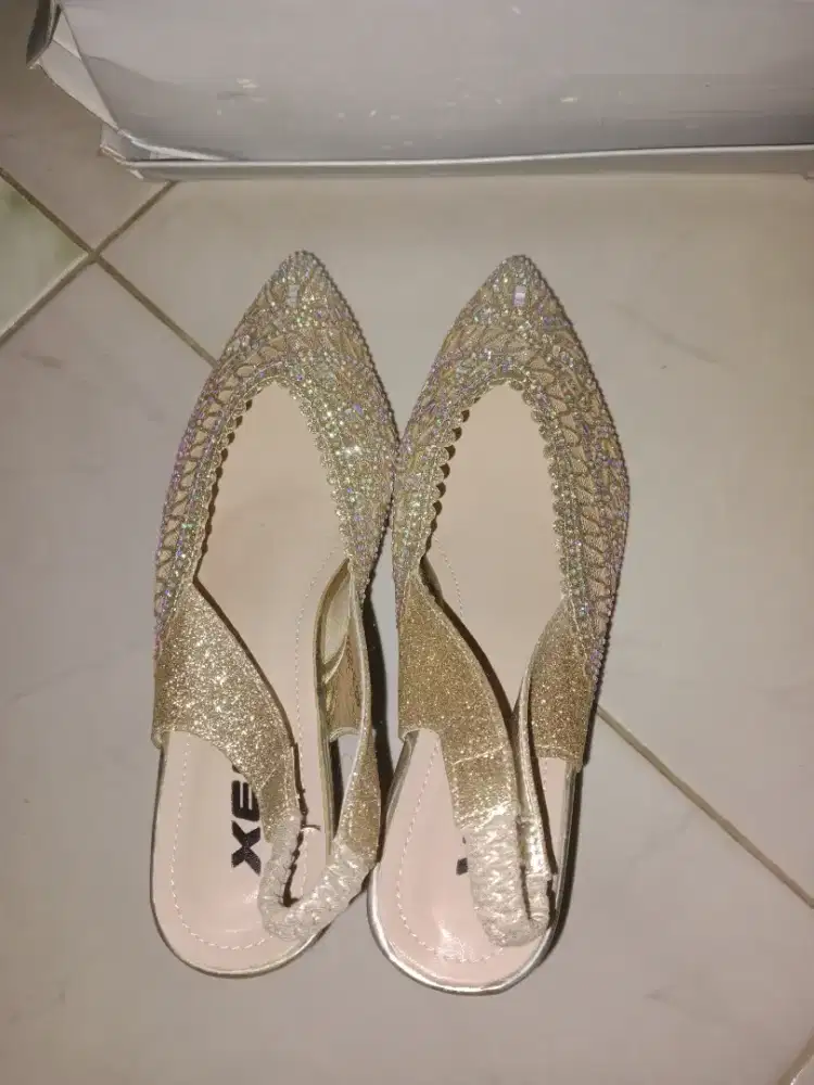 Sepatu pesta merek Xes