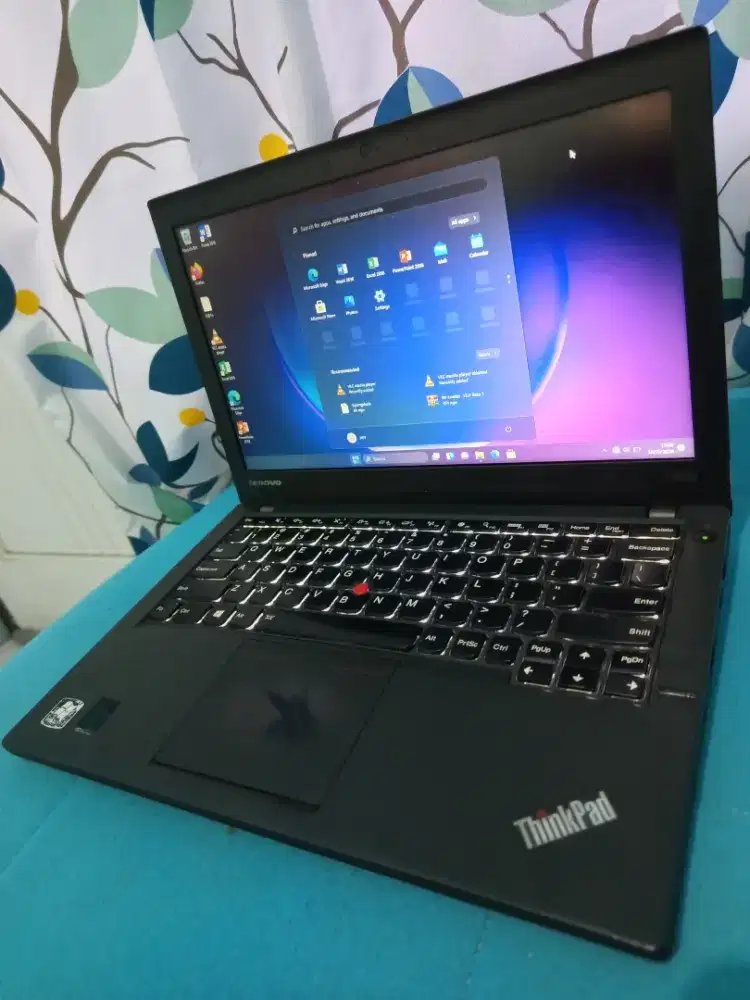 Laptop Lenovo Thinkpad x240 Core i5 Ram 8gb/SSD . Keyboard nyala