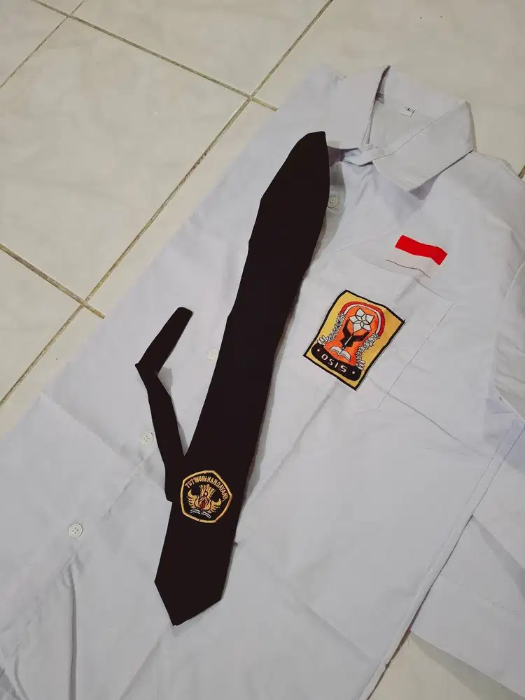 Baju Putih SMP Baru + Dasi – Ukuran L