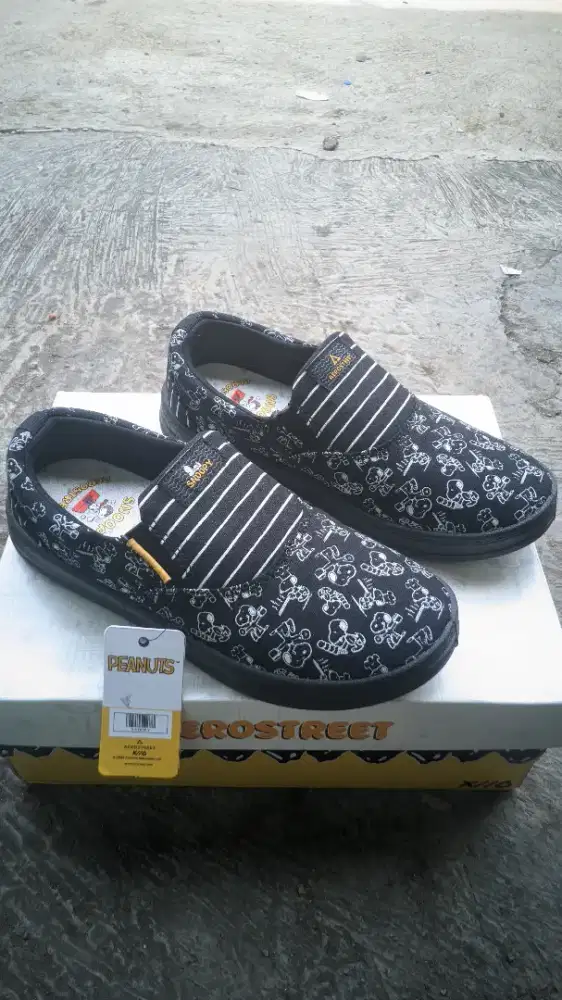 Sepatu slip on X Snoopy