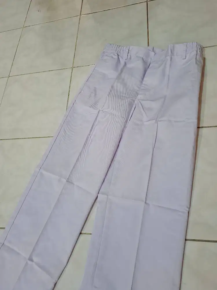 Celana Putih SMP – Baru (Ukuran L)