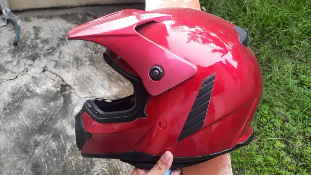 Helm trail bekas kondisi bagus