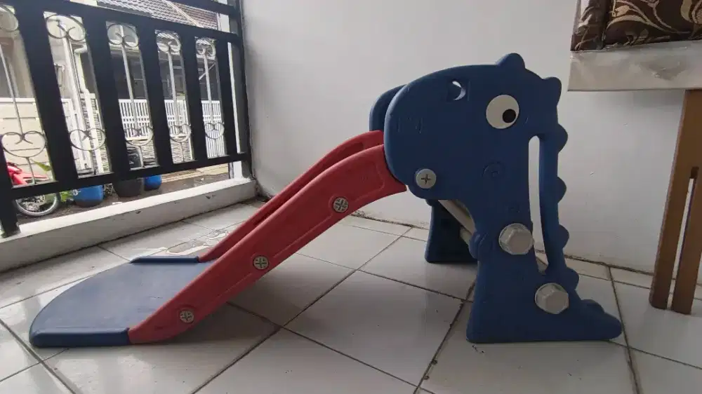 Mainan Anak. Perosotan 3 tangga