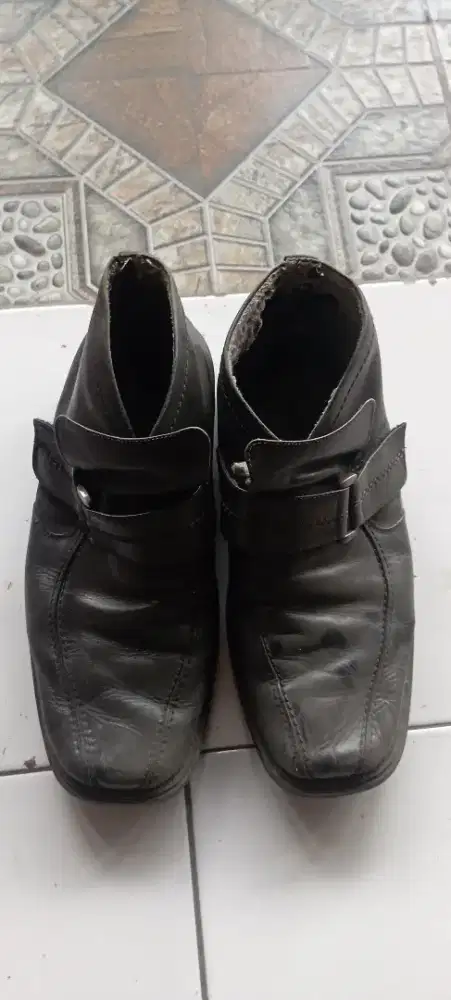 Sepatu ukuran 42