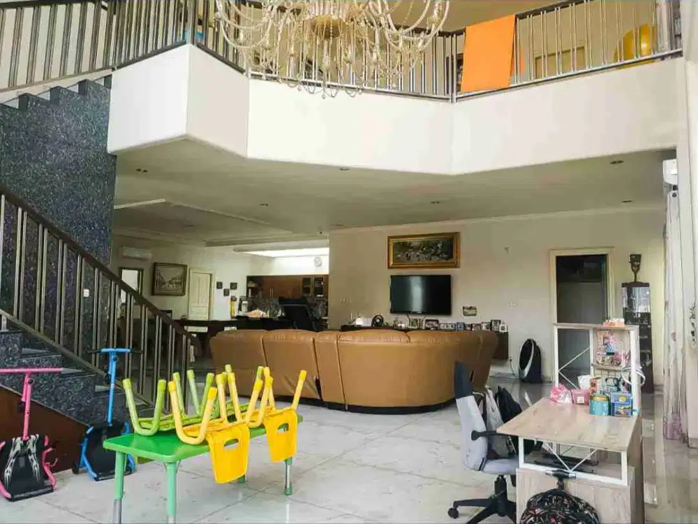 Dijual rumah mewah di Komplek Intercon Kebon Jeruk Jakarta Barat