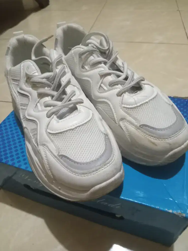 Sepatu White Yongki Komaladi