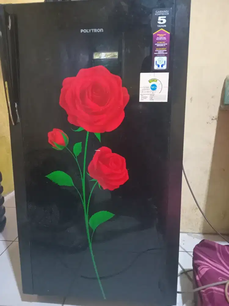 dijual kulkas merk politron kondisi masih bagus masih normal