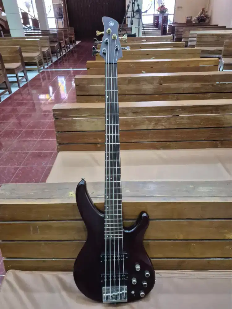 Gitar bass Yamaha