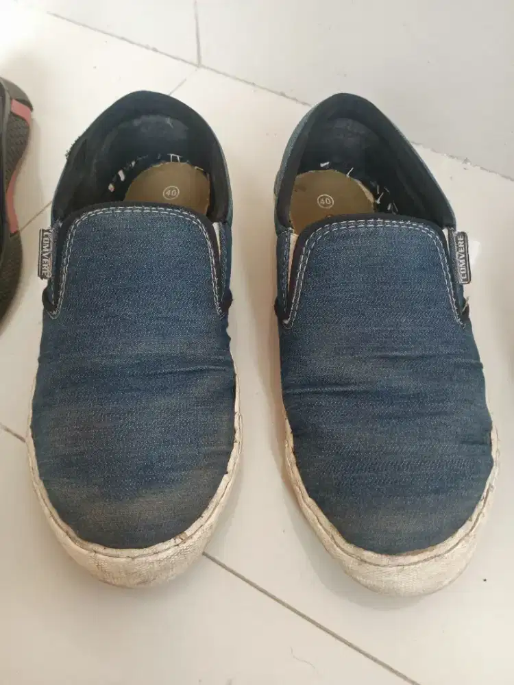 Sepatu second warna biru size 40-41