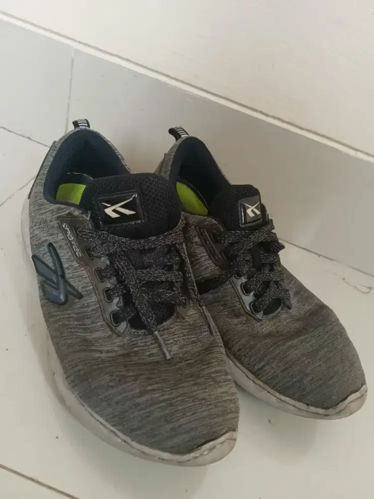Sepatu Second Running Spotec Abu Size 40-41