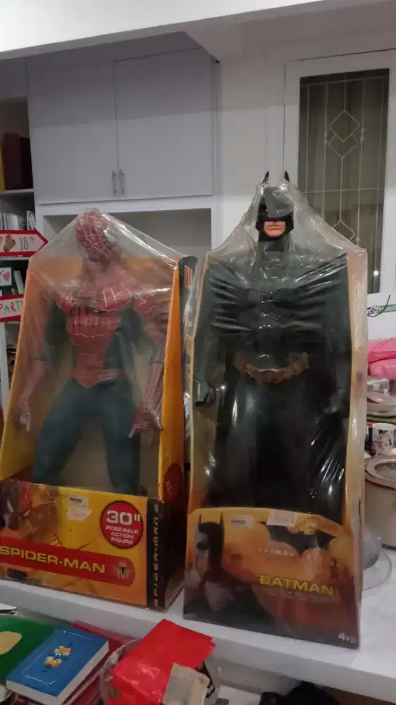 Mainan action figur batman dan spiderman