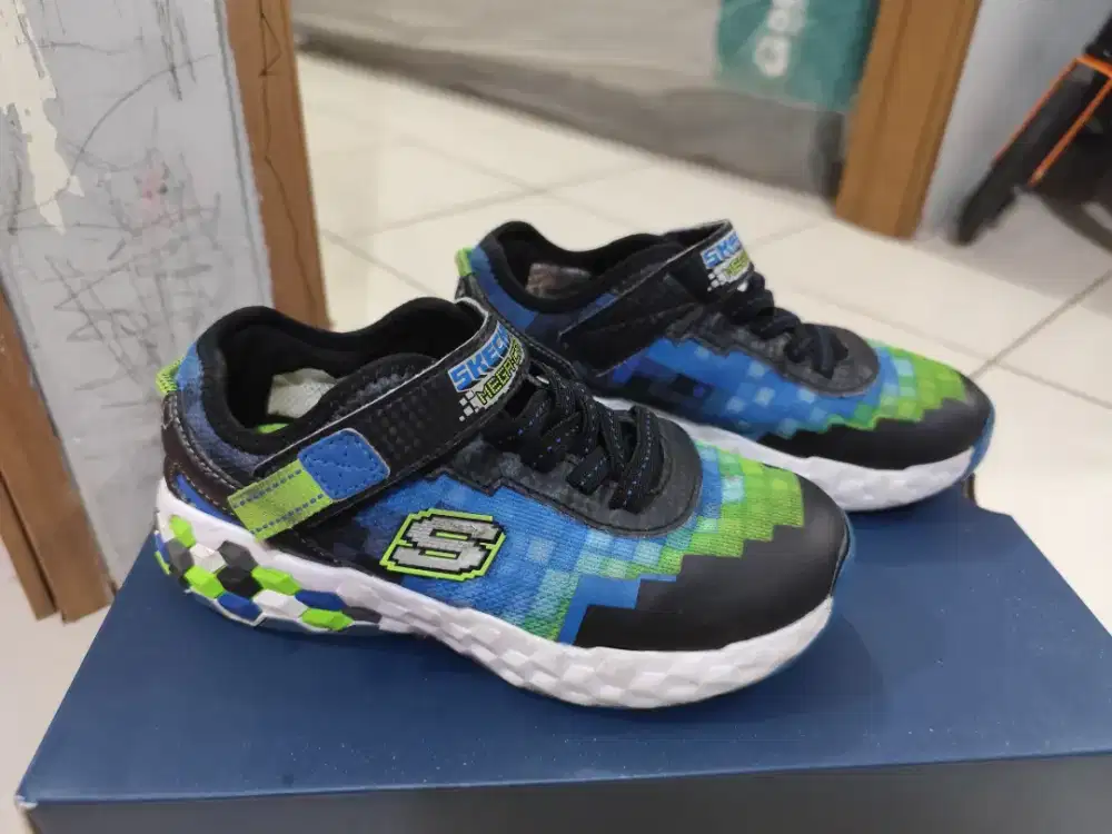 Dijual sepatu anak skechers size 33