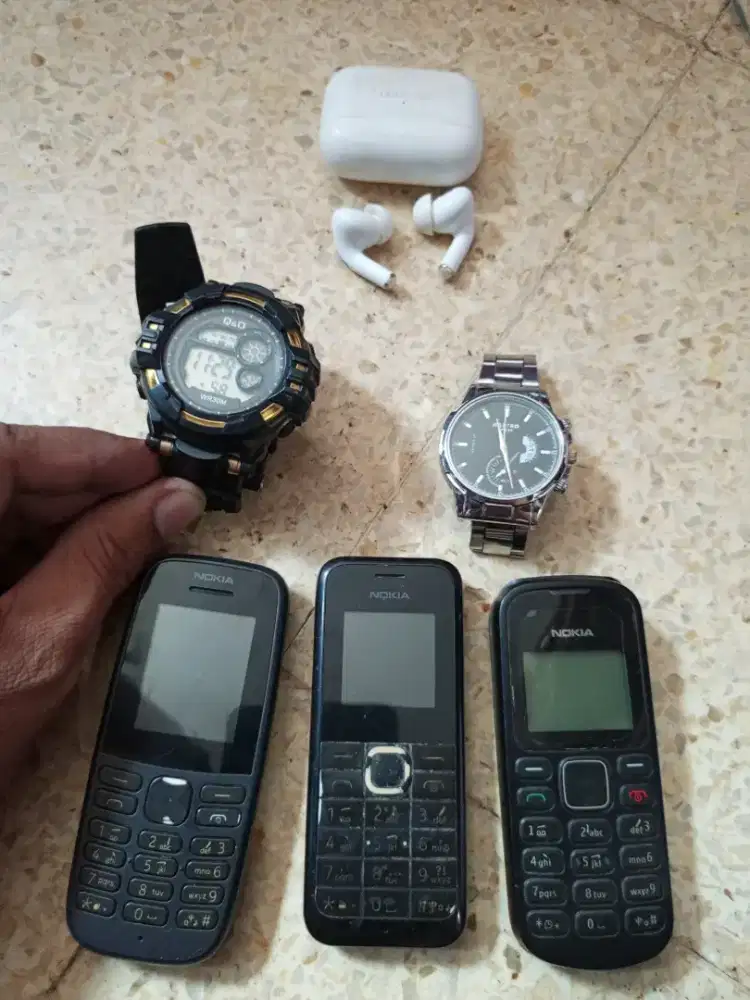 Seperangkat henpon dan jam tangan