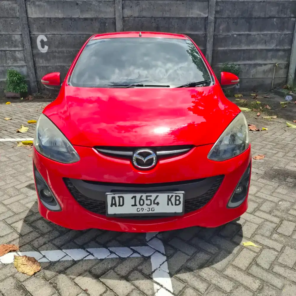 Mazda 2 matic tahun 2011 warna merah
