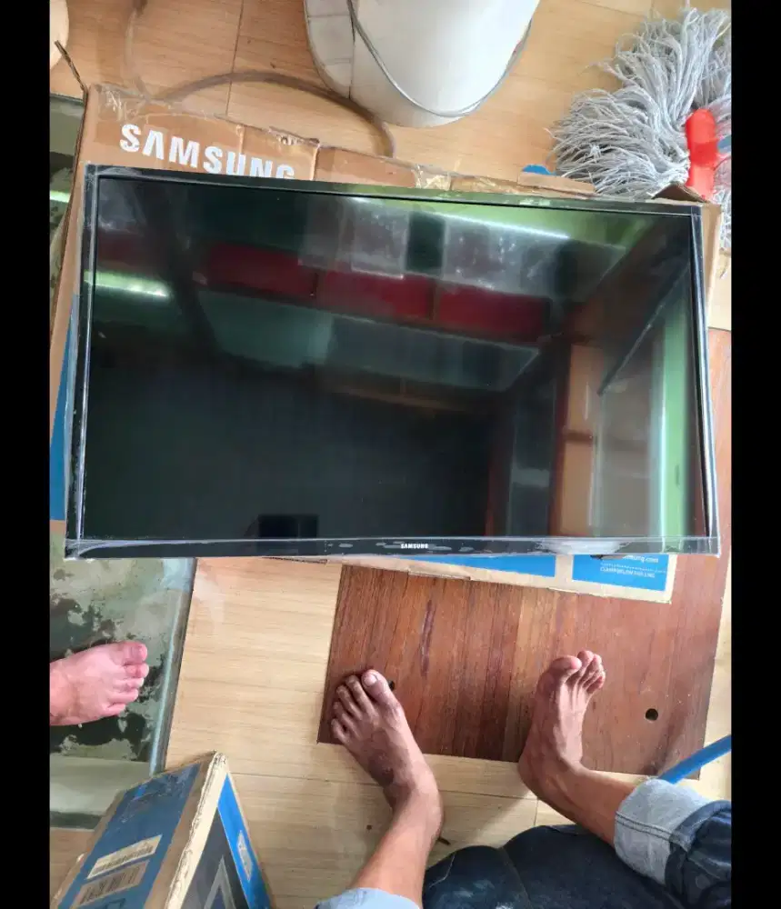 Tv LED tipis merk samsung 32in tipe N 4003 model 4 series display stok