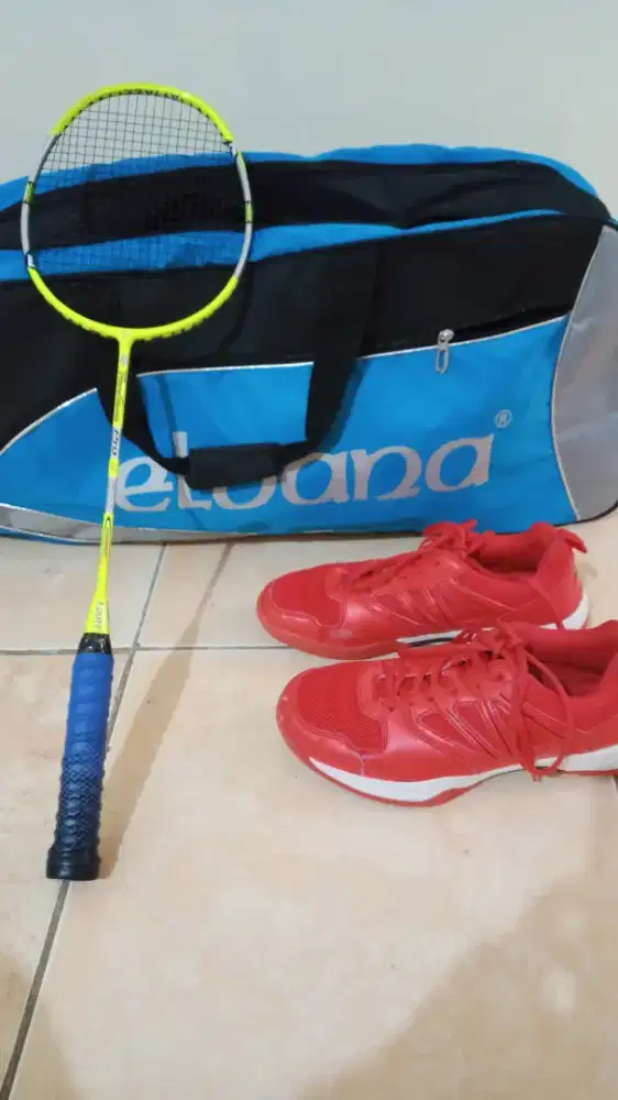 Raket tas dan sepatu badminton