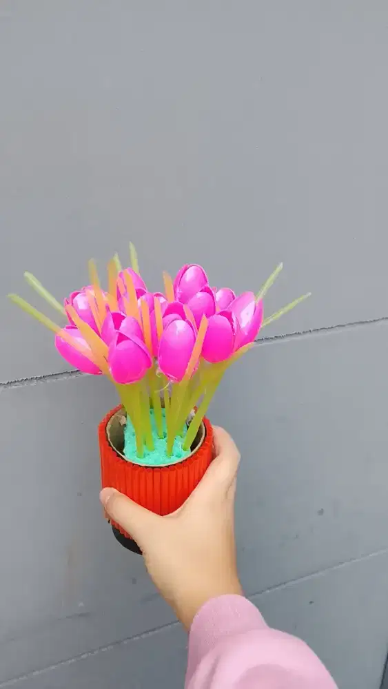 Bunga tulip sendok plastik