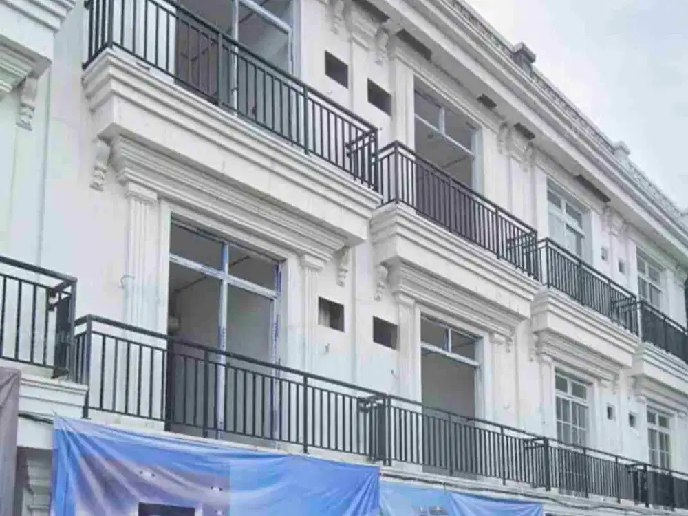 Dijual Ruko di pinggir jalan raya dan selangkah ke pintu Tol TB.simatupang Jakarta selatan