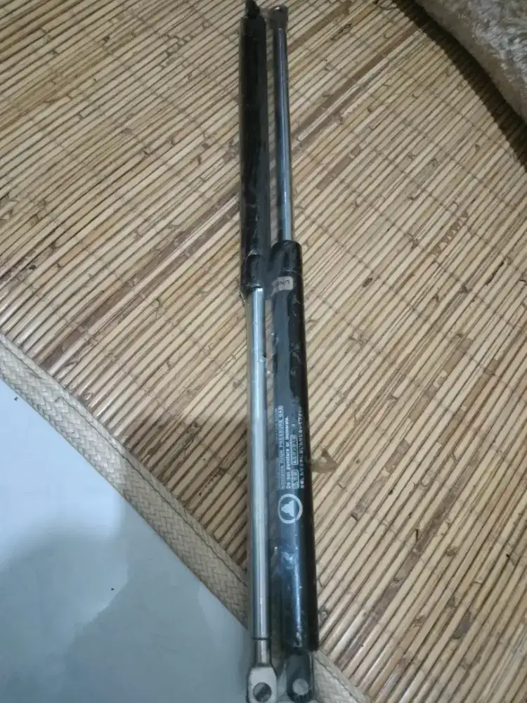 Shockbreaker pintu bagasi belakang universal