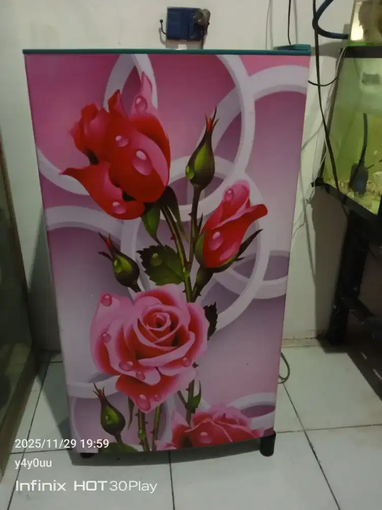 Kulkas 1 pintu merek Polytron kondisi normal gda minus