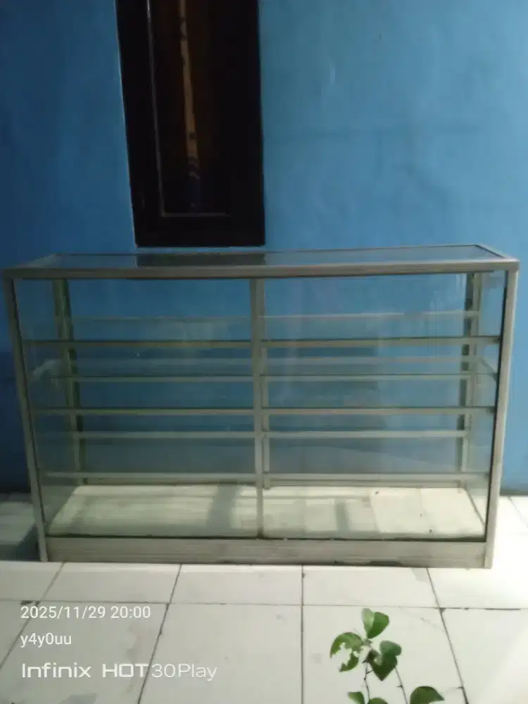 Estalase warung ukuran 2meter minus retak sehelai tapi masih aman..