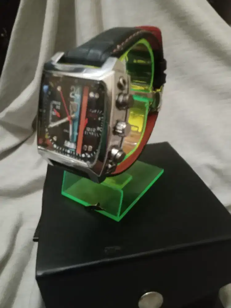 Jam Tangan Pria – Model Sporty Square Dial