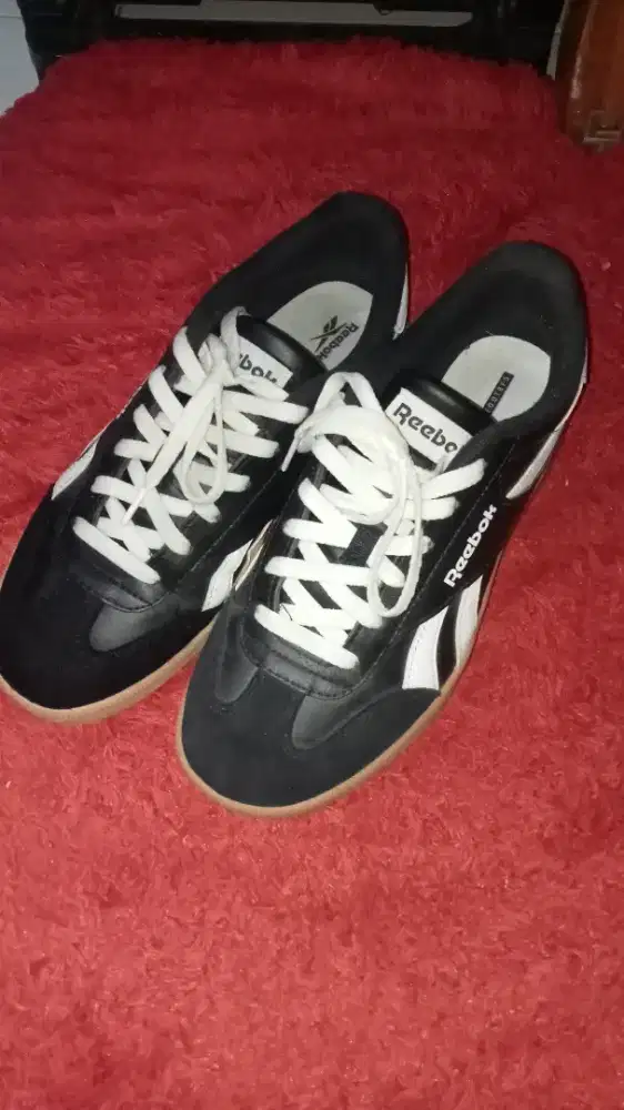 sapatu Reebok hitam putih