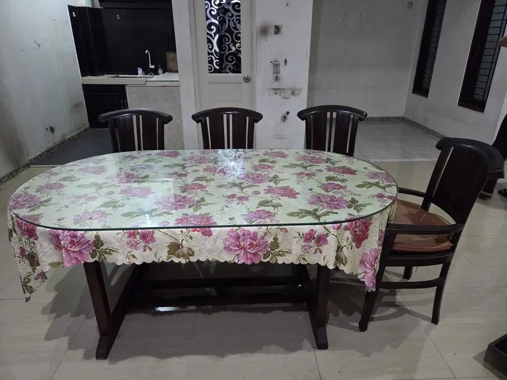 Set meja makan dan kursi