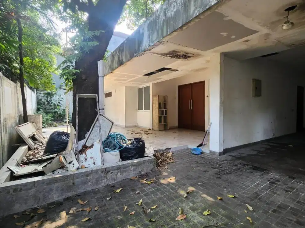 RUMAH LAMA KEBAYORAN BARU, DIBAWAH NJOP, LT 348, LB 318, SHM, KT 3+1 , KM 3+1, HARGA 8,5M / NJOP 9,8