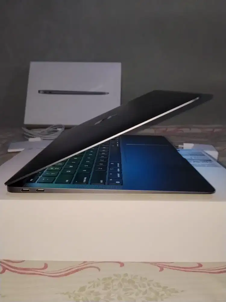 MacBook Air M1 8/256 Fullset iBox Mulus Like New