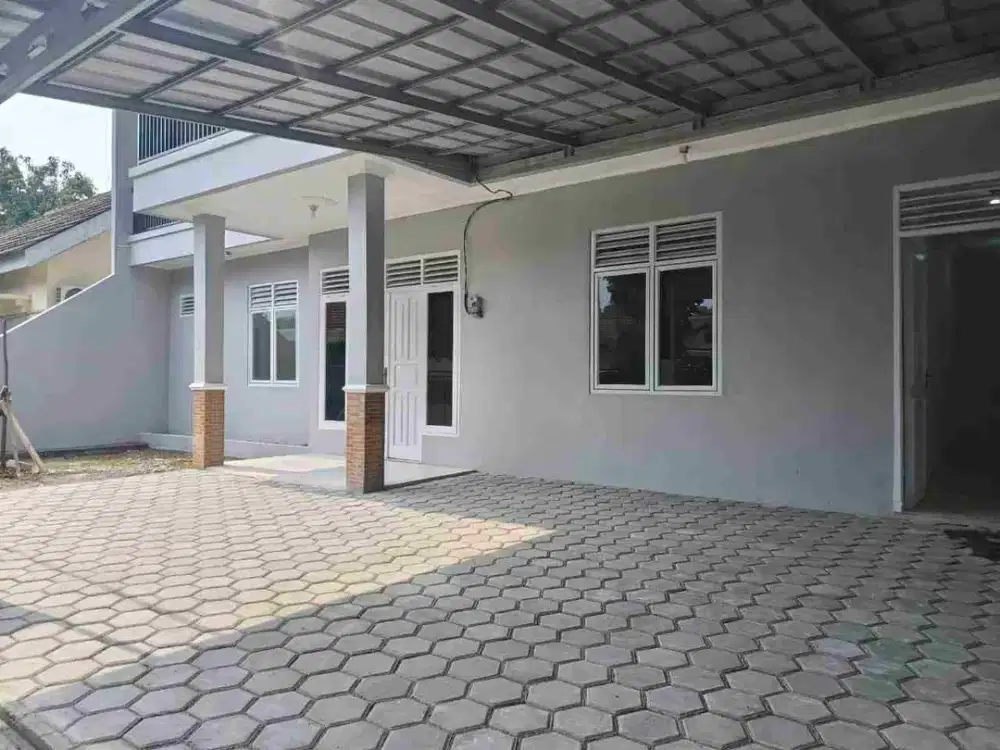 Disewakan rumah murah bangunan baru 2 lantai LT280LB 200 KT 6 carport 2 mobil depan taman dekat Galaxy