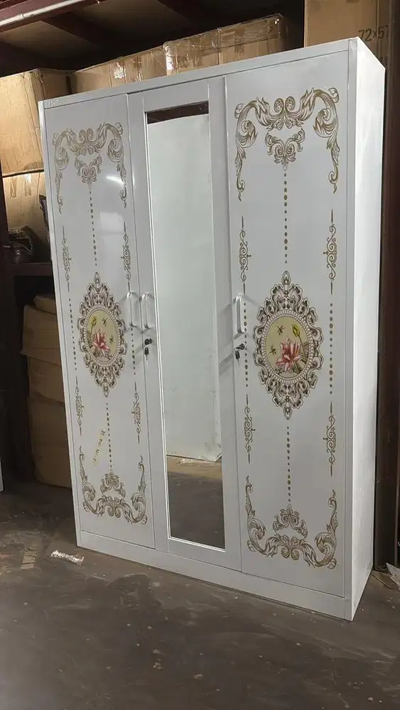 LEMARI PAKAIAN BESI 3 PINTU  (SWING)