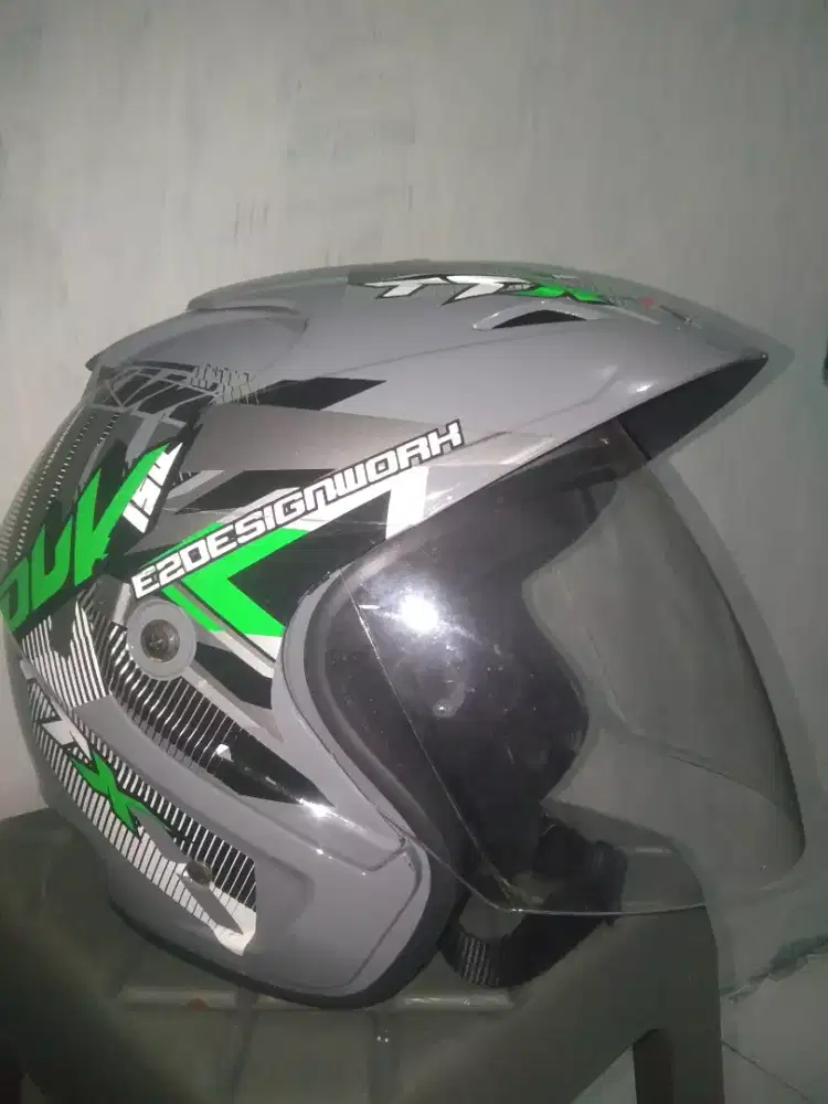 Helm vitano warna abu