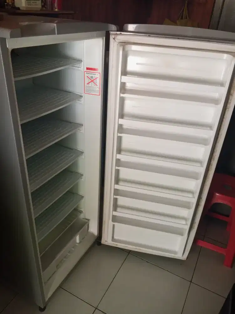 Di jual freser 6 rak kondingin seperti baru