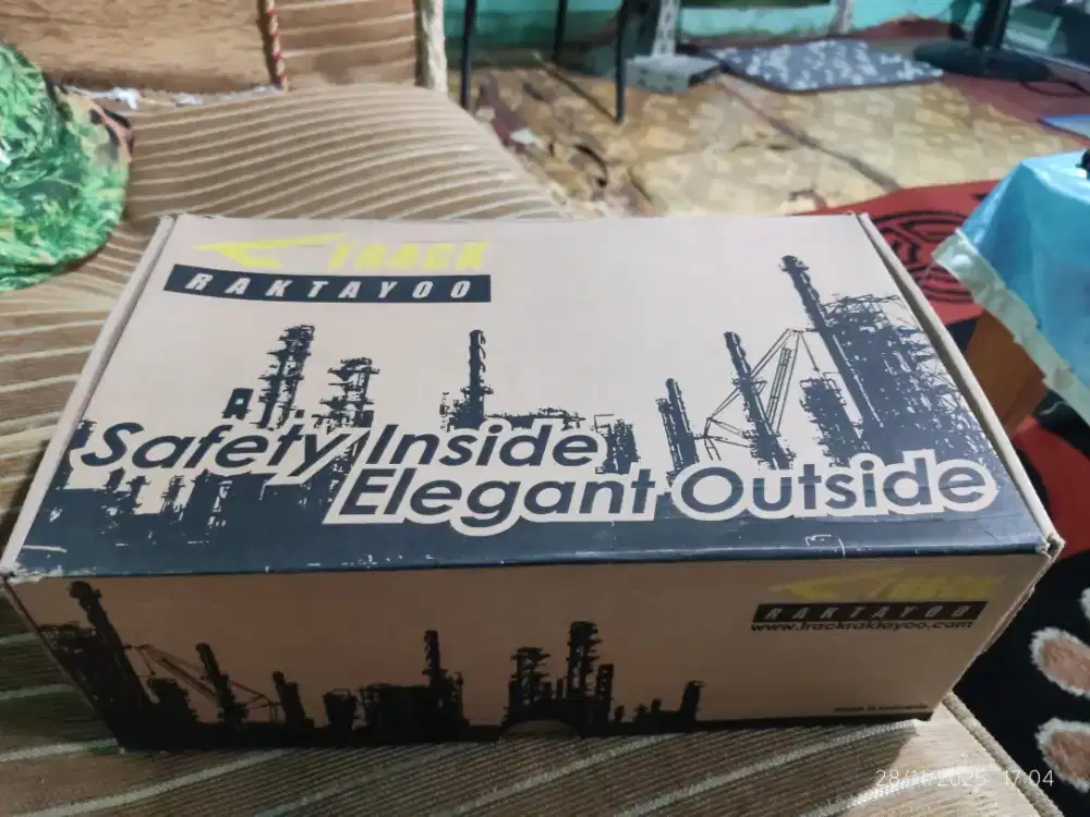 Sepatu safety Merk Track