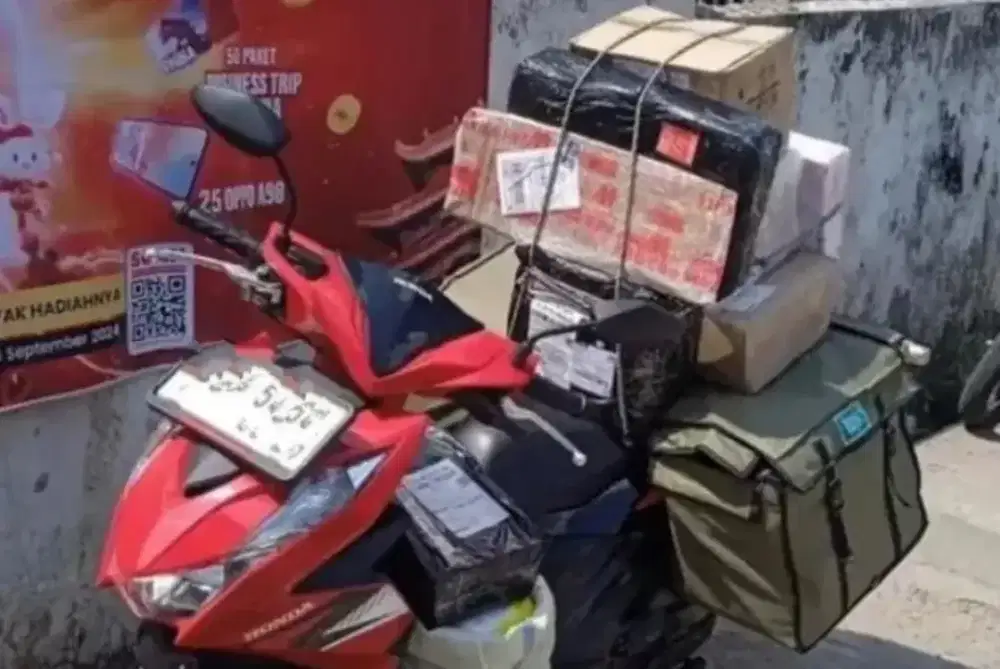 Kurir paket motor