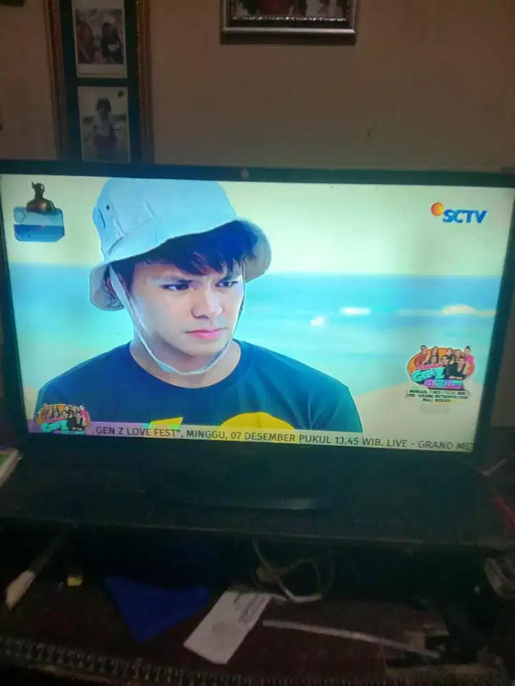 Jual aja tv led 32 inch merek LG plus stb dann antenaa dalam dan meja.