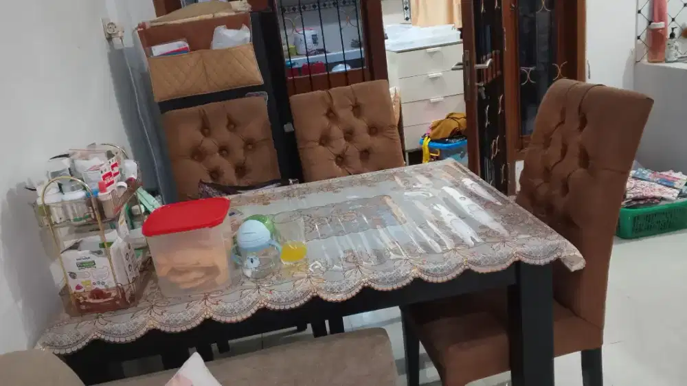 Meja makan 4 kursi