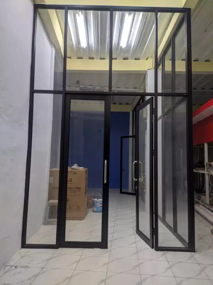 Partisi kaca dan aluminium